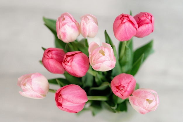 Un bouquet di delicati tulipani rosa per le vacanze. Festa della mamma, compleanno, San Valentino. biglietto d'auguri. messa a fuoco selettiva morbida, vista dall'alto.