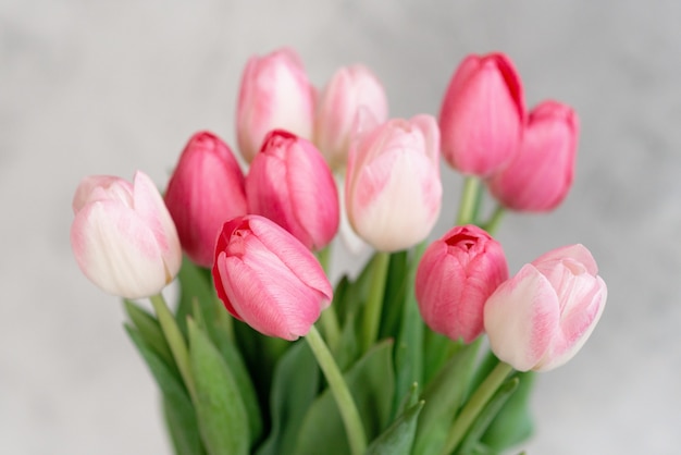 Un bouquet di delicati tulipani rosa per le vacanze. Festa della mamma, compleanno, San Valentino. tenero biglietto di auguri. messa a fuoco selettiva morbida.
