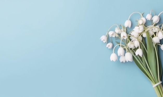 Un bouquet di fiori a gocciola di neve su uno sfondo blu pastello con copyspace vuoto concetto di Giornata della Madre vista superiore creato con strumenti generativi di AI