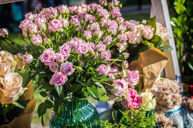 Un bouquet di fiori colorati Rose in vetrina mercato dei fiori negozio di fiori