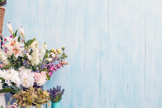 Un bouquet di fiori con uno sfondo in legno blu chiaro.