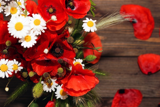 Un bouquet di fiori di campo: margherite e papaveri