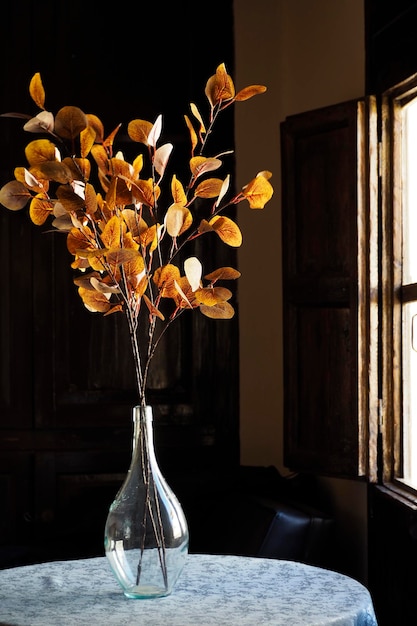 Un bouquet di fiori in un vaso di cristallo con la luce del sole