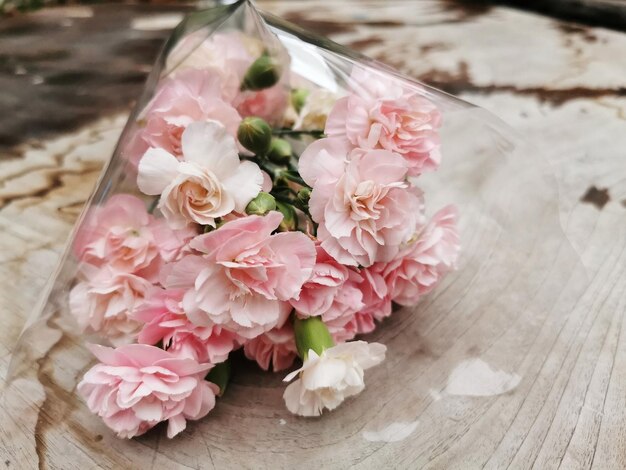 Un bouquet di fiori rosa sul tavolo