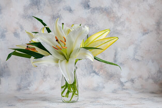 Un bouquet di gigli su sfondo chiaro. Copia spazio.