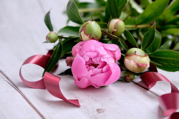 Un bouquet di peonie rosa