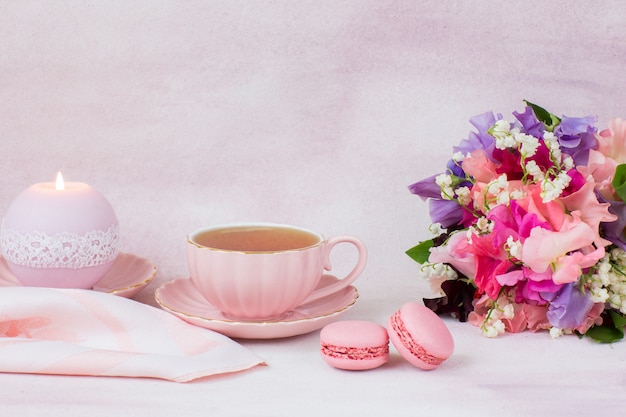 un bouquet di piselli dolci e mughetti