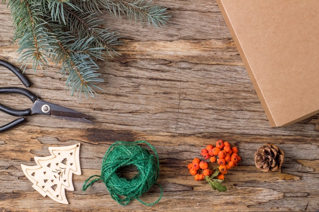 Un bouquet di rami di abete su uno sfondo di legno vecchio. Preparazione per il Natale. doni naturali