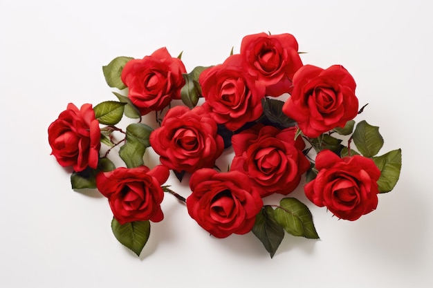 Un bouquet di rose rosse con foglie verdi