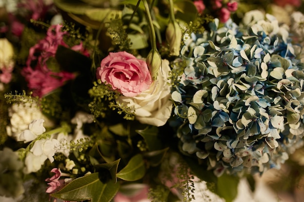 Un bouquet di splendidi fiori festivi su un tavolo nel cortile