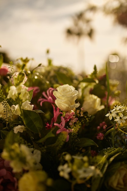 Un bouquet di splendidi fiori festivi su un tavolo nel cortile