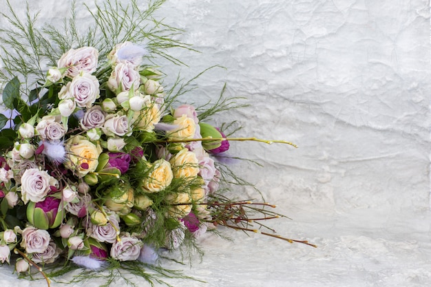 un bouquet di tulipani e rose e decorazioni primaverili