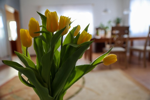 Un bouquet di tulipani gialli sullo sfondo della stanza