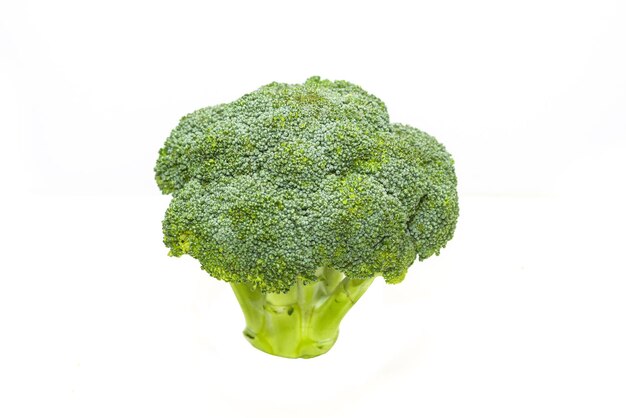 Un broccolo fresco isolato su sfondo