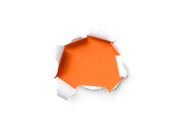 Un buco di carta strappato che strappa all'interno della scoperta attraverso Emergence Orange