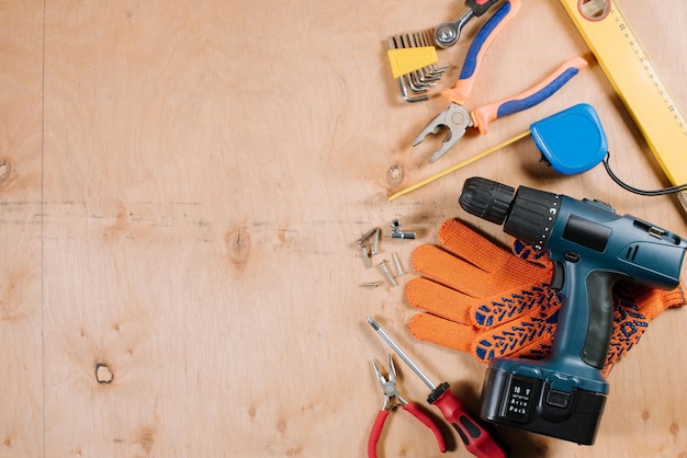 Un cacciavite con altri strumenti di lavorazione sullo sfondo di legno