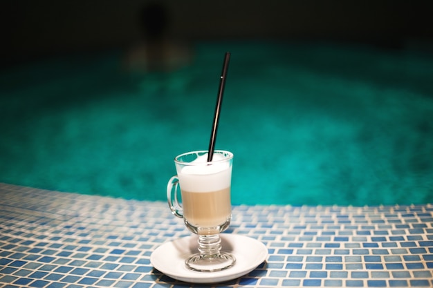 Un caffè in piscina