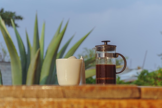 UN CAFFÈ STAMPATO FRANCESE ALL'APERTO