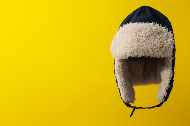Un caldo cappello invernale su sfondo giallo
