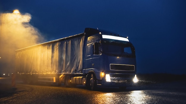 Un camion blu con la parola trasporto sulla parte anteriore