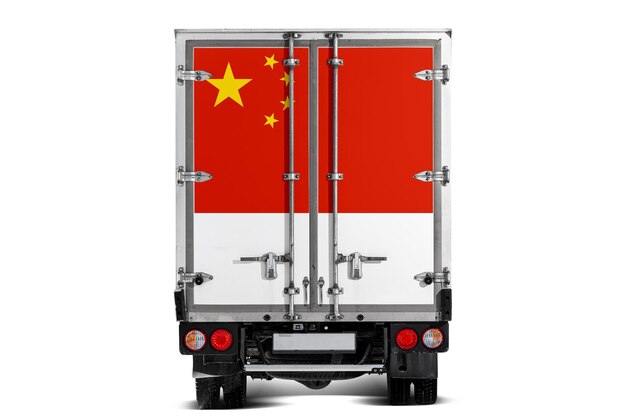 Un camion con la bandiera nazionale della Cina raffigurata sul portello posteriore suona su uno sfondo bianco Concepto di trasporto di esportazione-importazione consegna nazionale di merci
