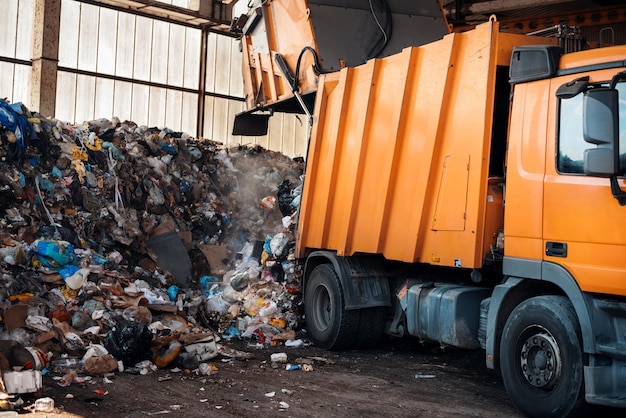 Un camion della spazzatura che lavora all'impianto di smistamento dei rifiuti