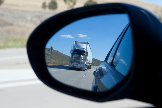 Un camion merci si avvicina sulla Hume Highway nel Nuovo Galles del Sud Australia