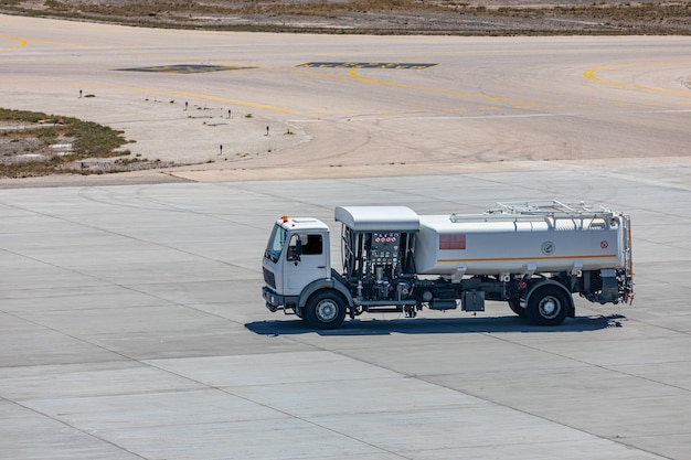 Un camion su una pista con la scritta "air" sul lato.