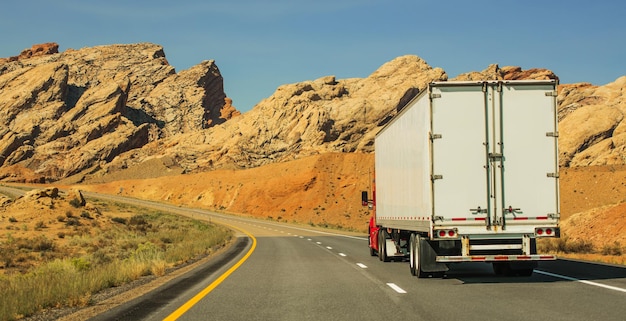 Un camion su una rotta panoramica