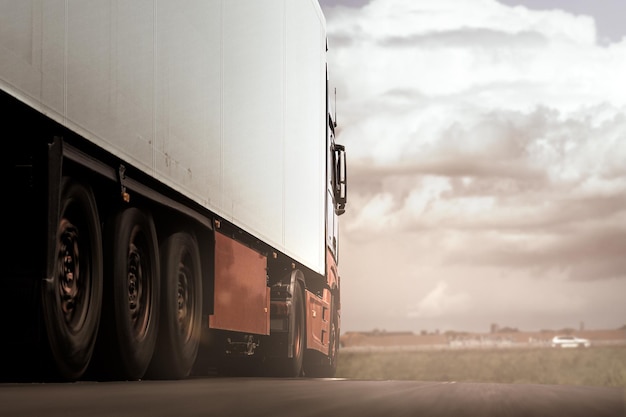 Un camion sulla strada con la parola camion sul lato