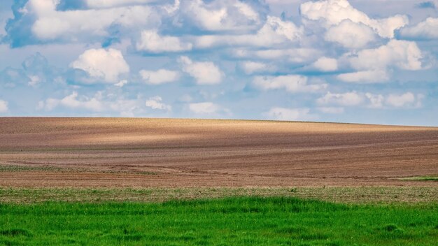 Un campo agricolo arato Nubi temporalesche pesanti Panorama primaverile