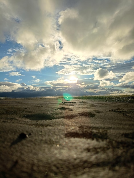 Un campo con il sole sulla spiaggia del cielo