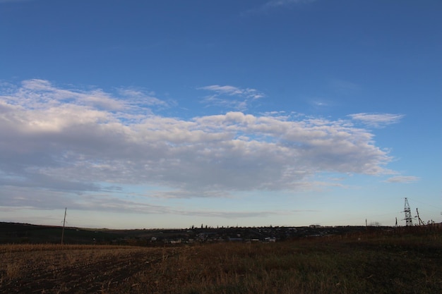 Un campo con linee elettriche