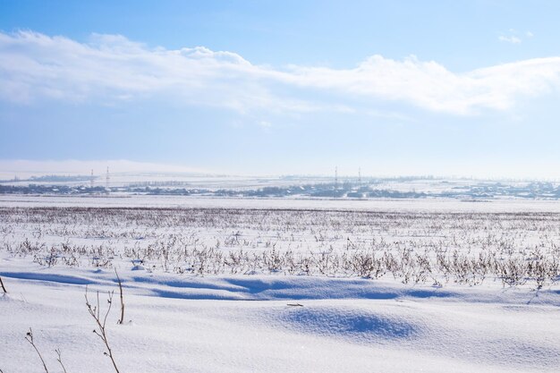 Un campo coperto di neve bianca in campagna Un paesaggio rurale invernale