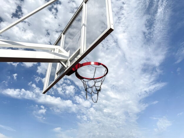 Un campo da basket, un canestro ad anello contro il cielo