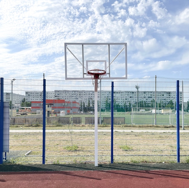 Un campo da basket, un canestro ad anello contro il cielo