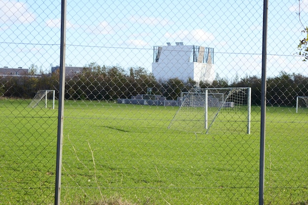 Un campo di calcio verde vuoto e grande in una giornata di sole