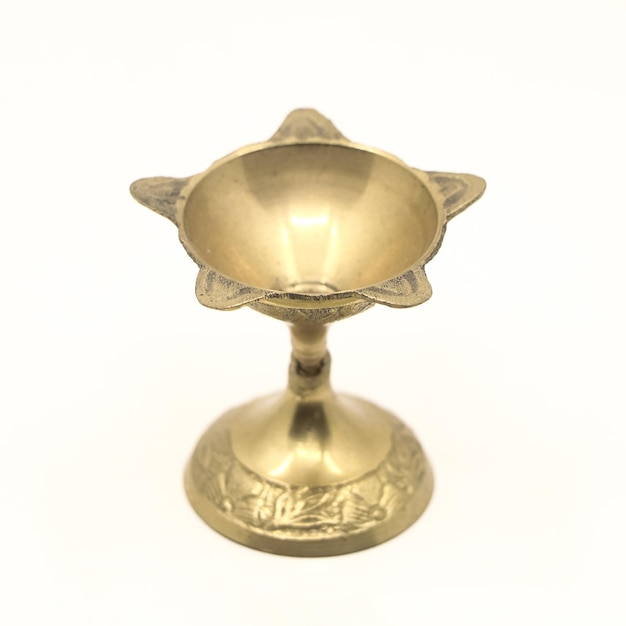 un candelabro a forma di stella o un lampadario a olio fatto di ottone dorato usato per l'adorazione di Aarti