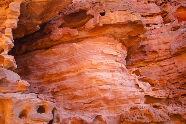 Un canyon rosso incredibilmente bello è un canyon con enormi rocce