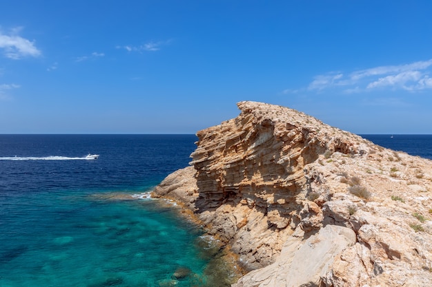 Un Capo Punta Galera che entra nel mare turchese. Ibiza, Isole Baleari. Spagna