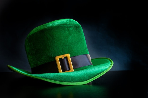 Un cappello da giorno di San Patrizio di un leprechaun sul nero