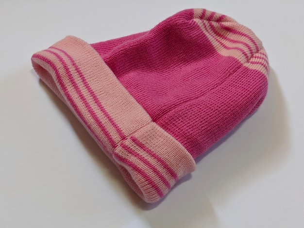 Un cappello invernale rosa su sfondo isolato