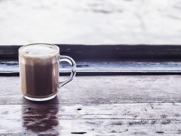 Un cappuccino in tazza trasparente