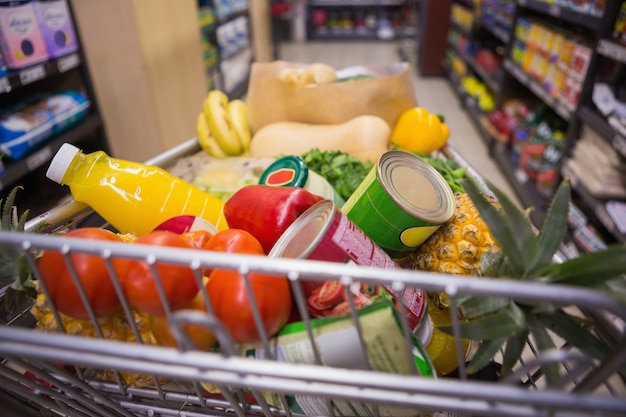 Un carrello con cibo sano al supermercato