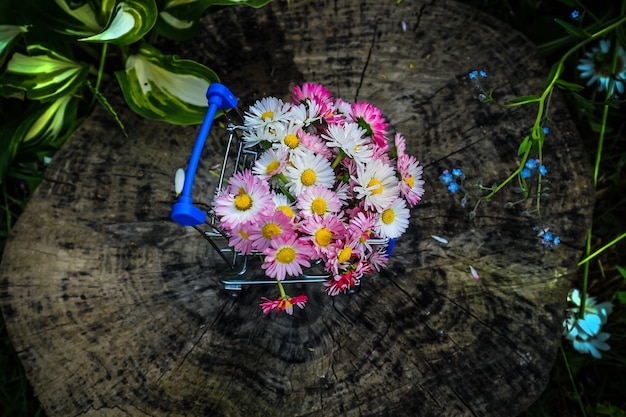 Un carrello da un negozio in estate porta un mazzo di fiori, vista dall'alto