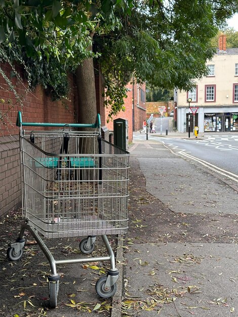 Un carrello di shopping abbandonato in una strada della città