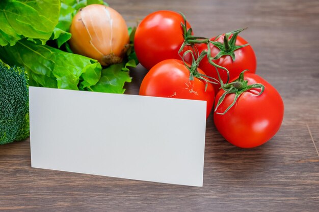 Un carta bianca frizzante in mezzo a una serie di verdure fresche che illustrano un vivace arazzo di nature