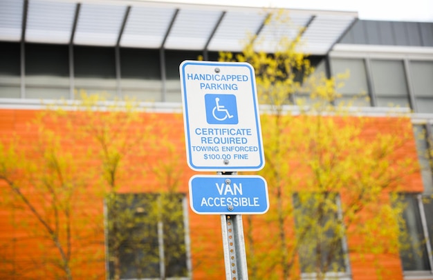 Un cartello che dice "parcheggio per disabili".