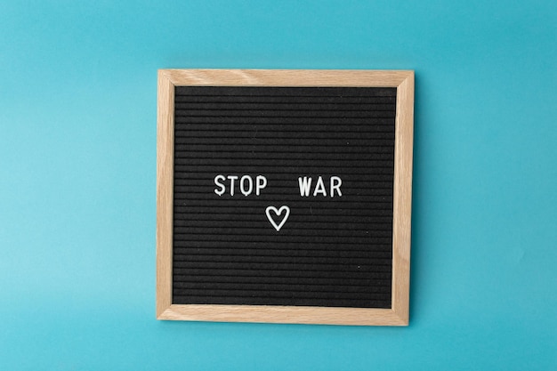 Un cartello con la scritta Stop the war su sfondo blu Non c'è guerra Stop the war