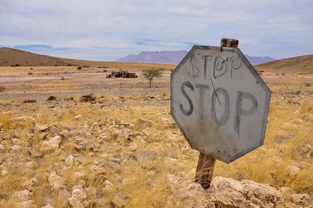 Un cartello informativo nel deserto